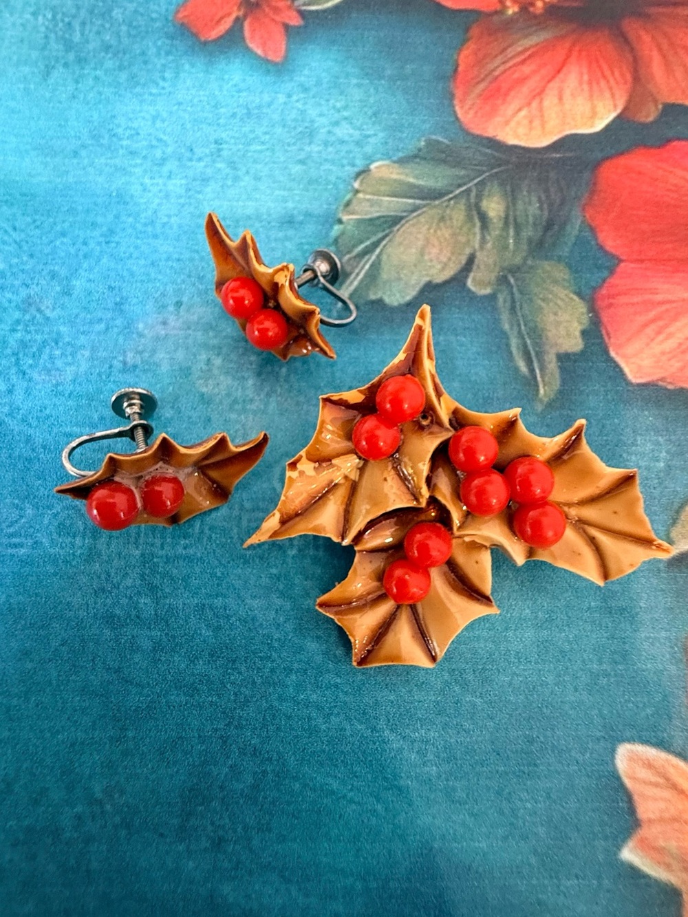 Vintage-Inspired Red and Gold Holly Pin and Screwback Earrings Set
